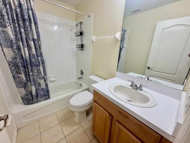 Building Photo - Three Bedroom Townhome in Heritage Harbour