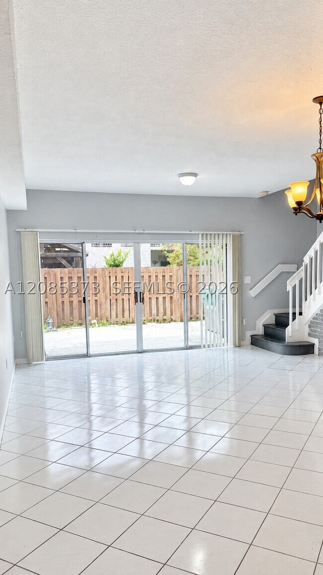 Building Photo - 10130 SW 154th Ct