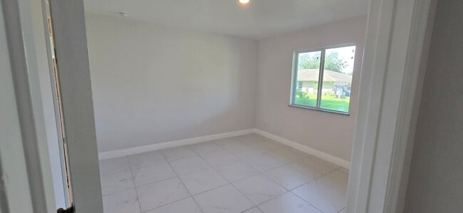 Building Photo - Newer Three Bedroom, 2 Bath, 1 Car garage-...
