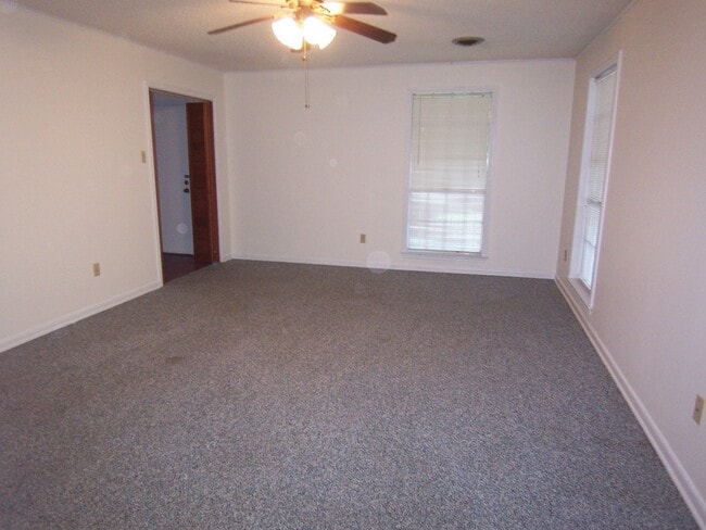 Building Photo - 1409 Oaklane Loop