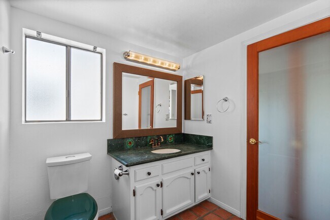 Building Photo - 516 Rosecrans Ave