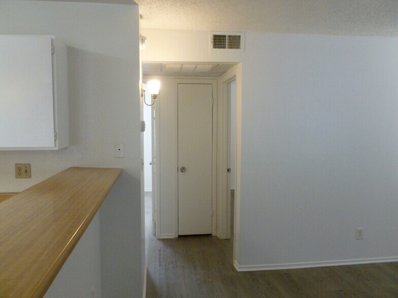 Building Photo - 2695 Jennydiane Dr