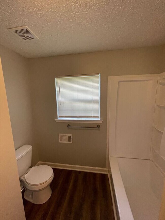 Building Photo - Comfortable 4-Bedroom Home in a Convenient...