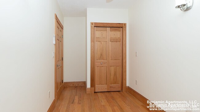 Building Photo - 48 Garden St