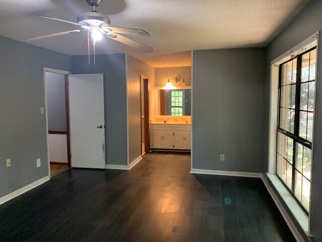 Building Photo - Large secluded 4 bedroom/2 bath in Blude Ridge Estates