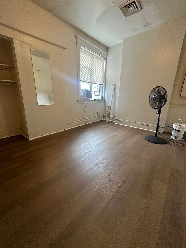 Building Photo - 3Bed/1Bath on East Carson Street  – PRICE ...
