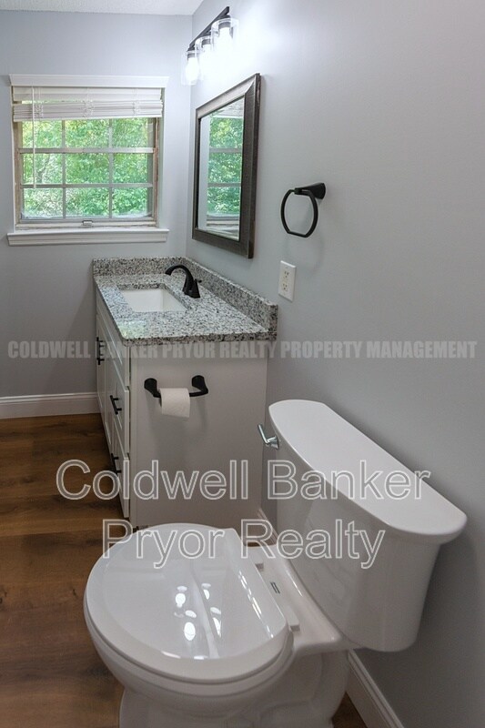Building Photo - 313 Maple Way