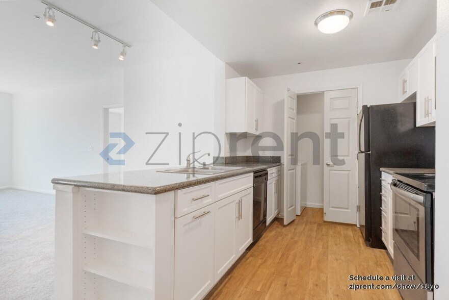 Building Photo - Unit 4042