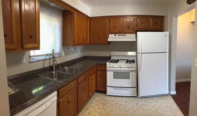Building Photo - 2 Bedroom Shaler Townhouse with Garage