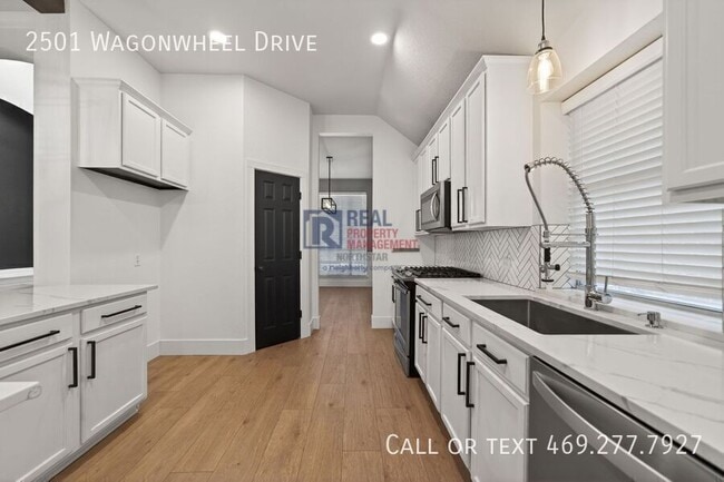 Building Photo - 2501 Wagonwheel Dr