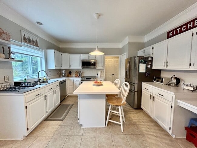 Building Photo - 5 Milestone Manor Ct