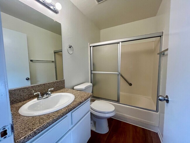 Building Photo - BELLA APARTMENTS: Beautiful 2 Bed - 2 Bath