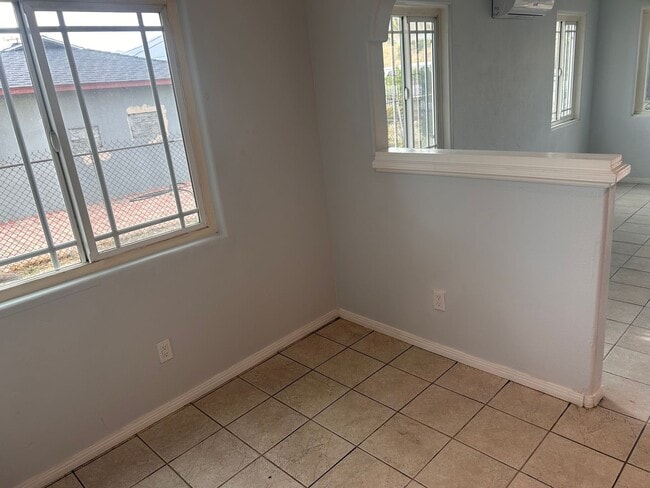 Building Photo - 3 BEDROOM HOUSE IN NORTH FONTANA