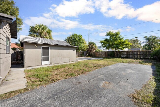 Building Photo - Cute St Pete Bungalow 3/1