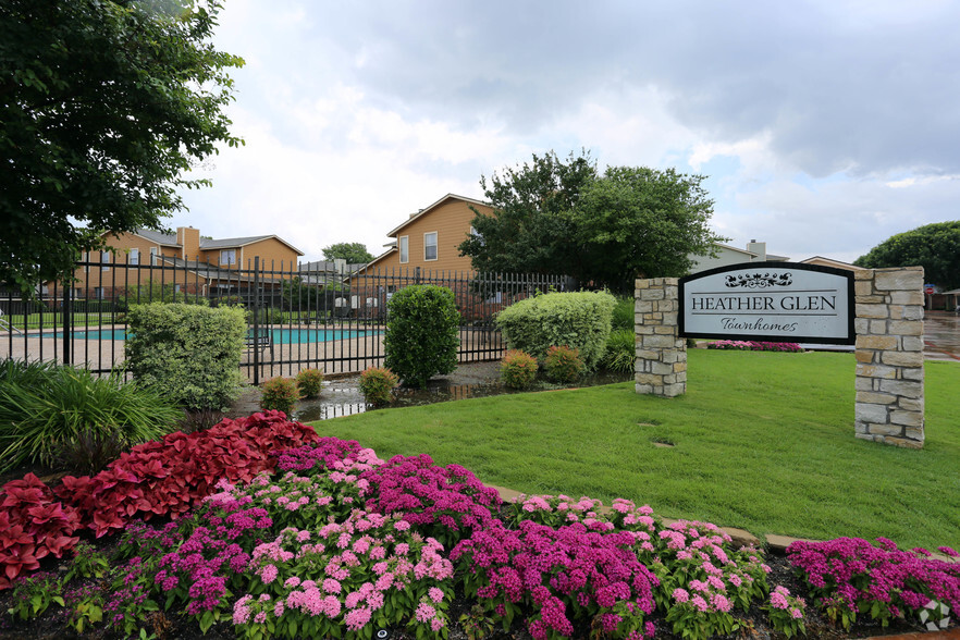 Building Photo - Heather Glen Townhomes Phase II