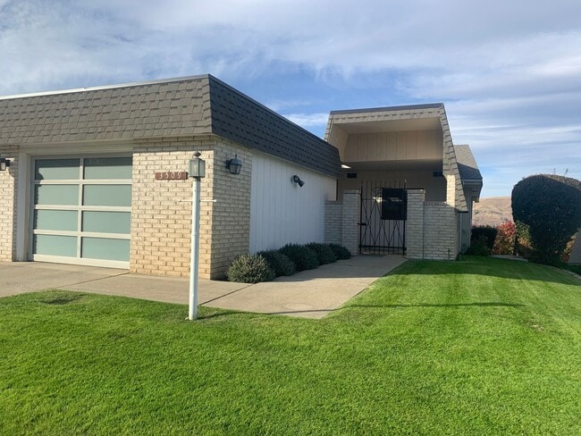 Building Photo - Sweeping Views of Yakima Valley