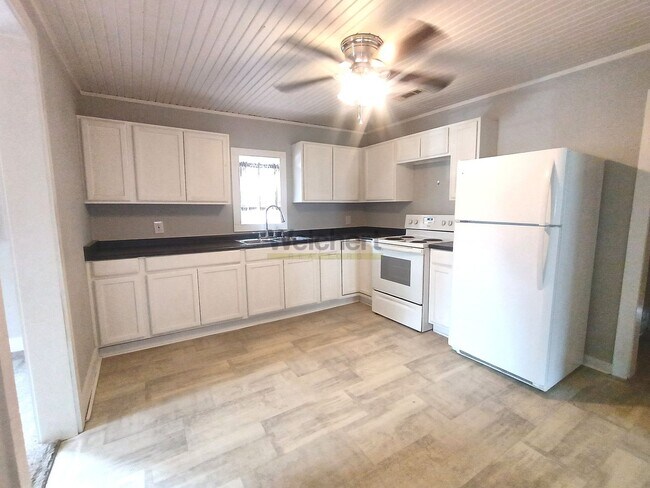 Building Photo - 3Bed/1Bath house with great location
