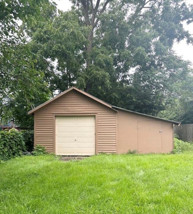 Building Photo - 408 Oak St