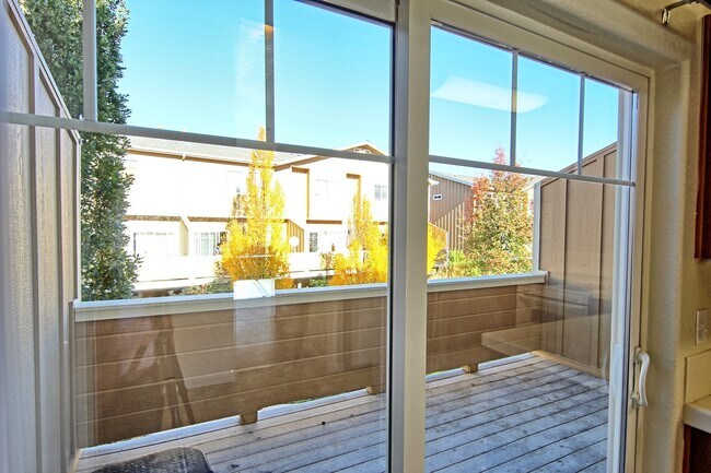 Building Photo - Updated Condo in North Reno