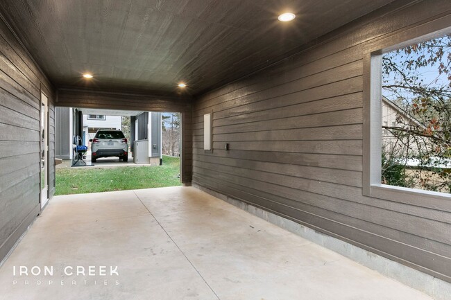 Building Photo - Beautiful New Compact Cottage in South Ash...