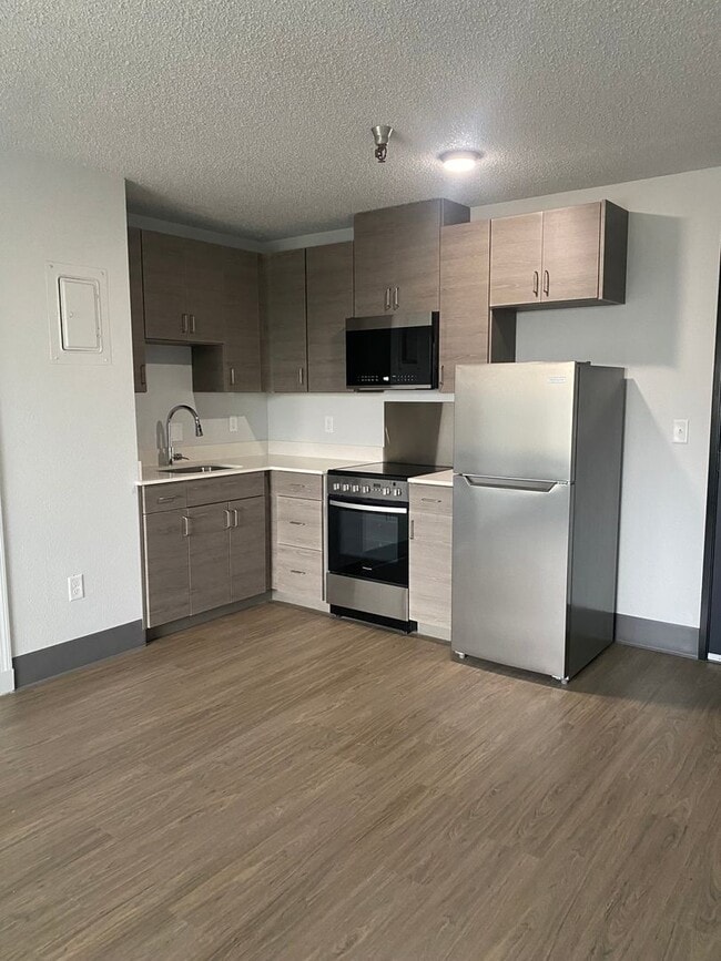 Building Photo - Desired 1 Bed 1 Bath with Great Views in a...