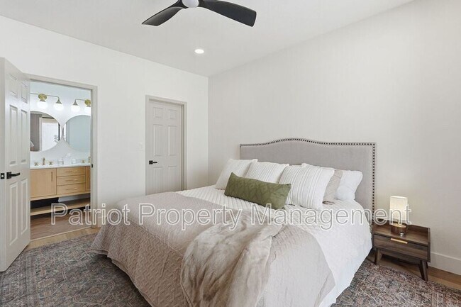 Building Photo - 9708-9708 E Vía Linda