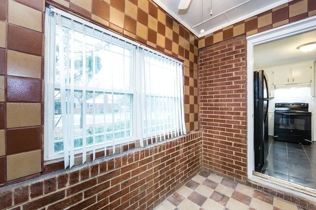 Building Photo - "Charming 3-Bedroom Retreat with Gleaming Hardwood Floors in Westerly Hills!"