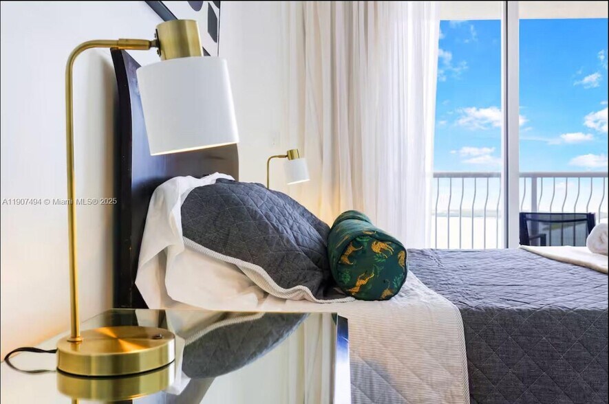 Building Photo - 1200 Brickell Bay Dr