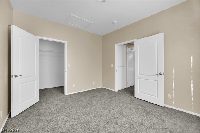 Building Photo - 1900 N Torrey Pines Dr