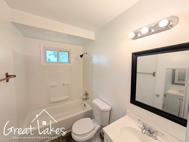 Building Photo - Lovely 3 Bedroom 1 Bathroom now available ...