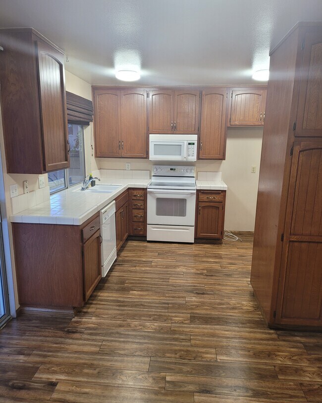 Building Photo - 350 Linwood St