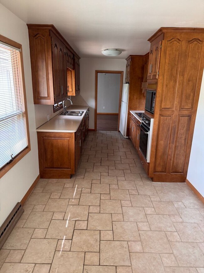 Building Photo - Beautiful Country Club area home available...