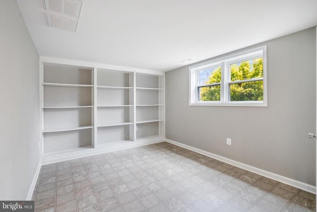 Building Photo - 9402 Blackstone Rd