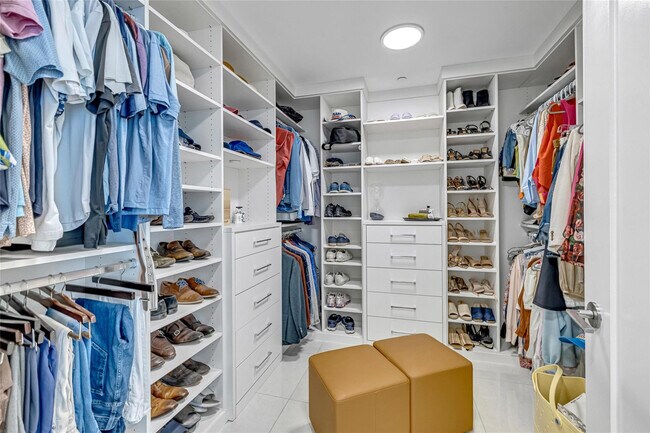 Building Photo - 100 E Las Olas Blvd