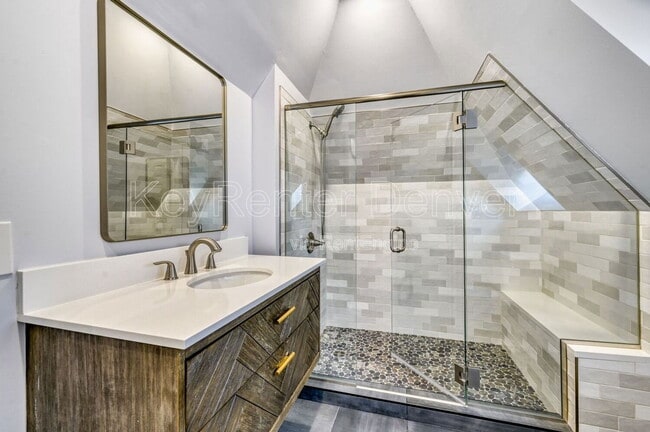 Building Photo - 1328 E 22nd Ave