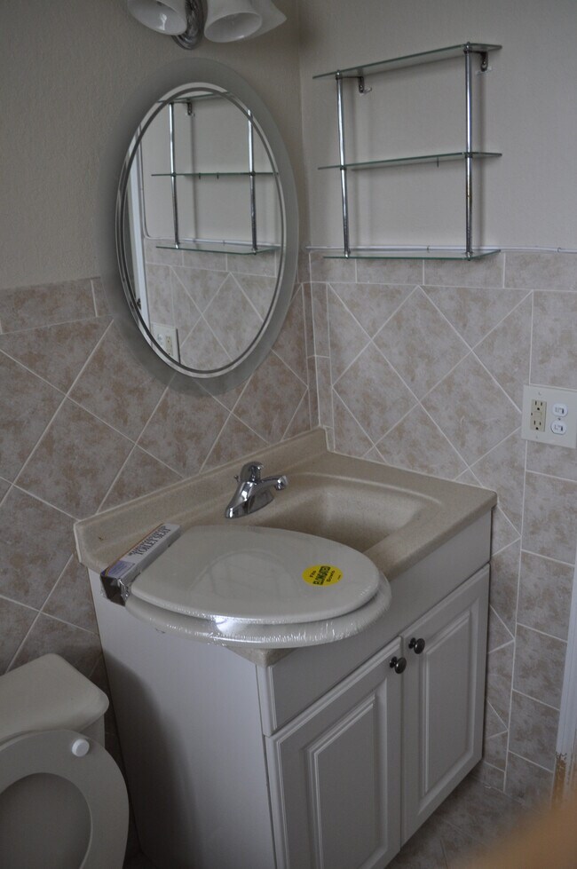 Building Photo - 10385 N Kendall Dr