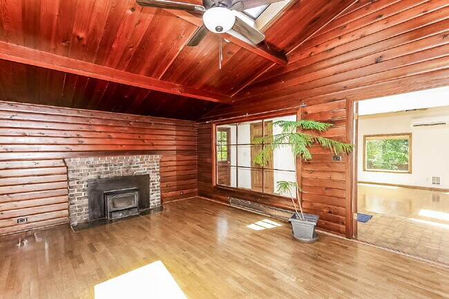 Building Photo - Charming Enatai Craftsman Near Lake Washington – 3BR/2BA- AVAILABLE NOW!