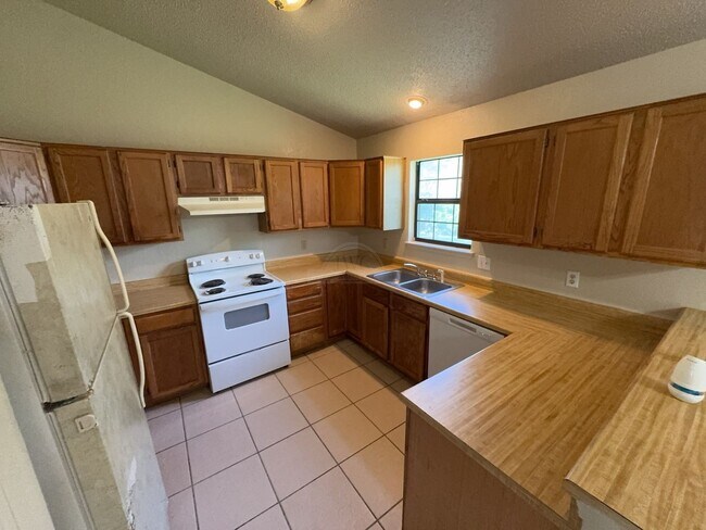 Building Photo - 2208 Hemlock Dr