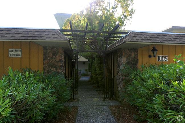 Entrance - 1005 S Eliseo Dr