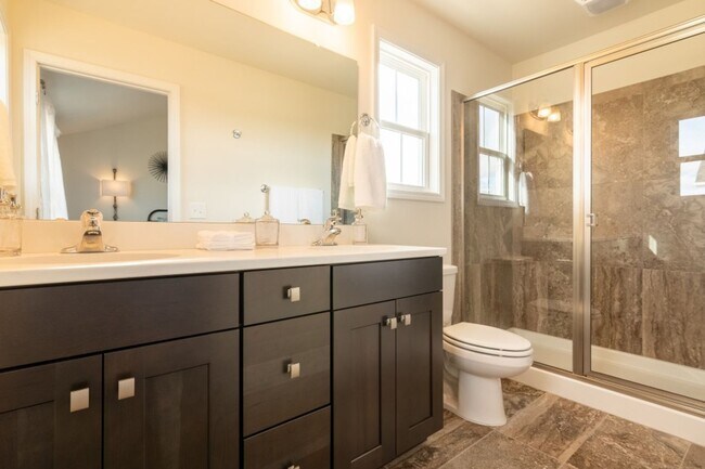 Building Photo - Blacksburg, 3BR / 2.5 BA, Available in August