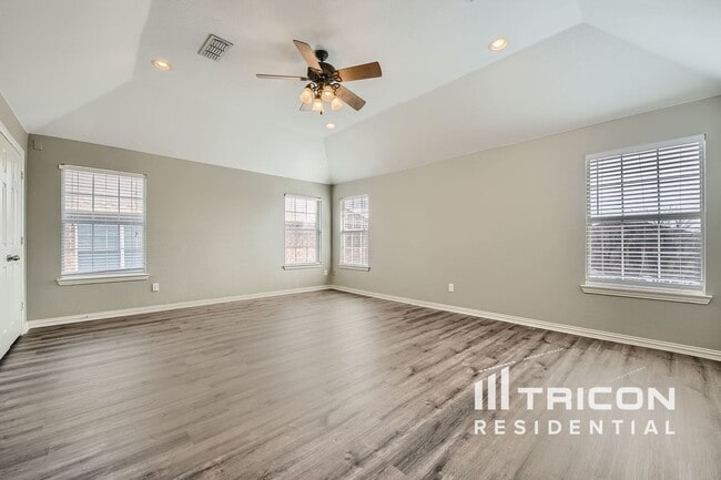 Building Photo - 2785 Greenway Dr