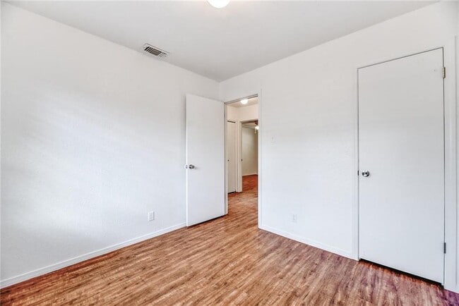 Building Photo - 11904 Broad Oaks Dr