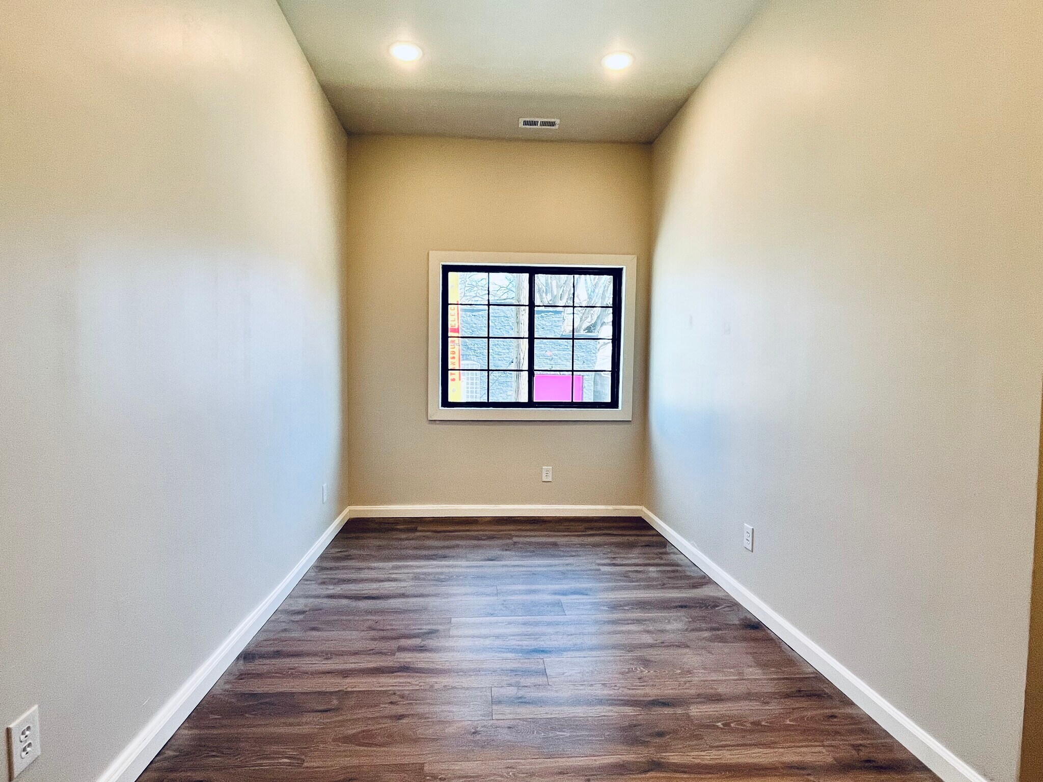 Bedroom 1 - 1012 Swan St