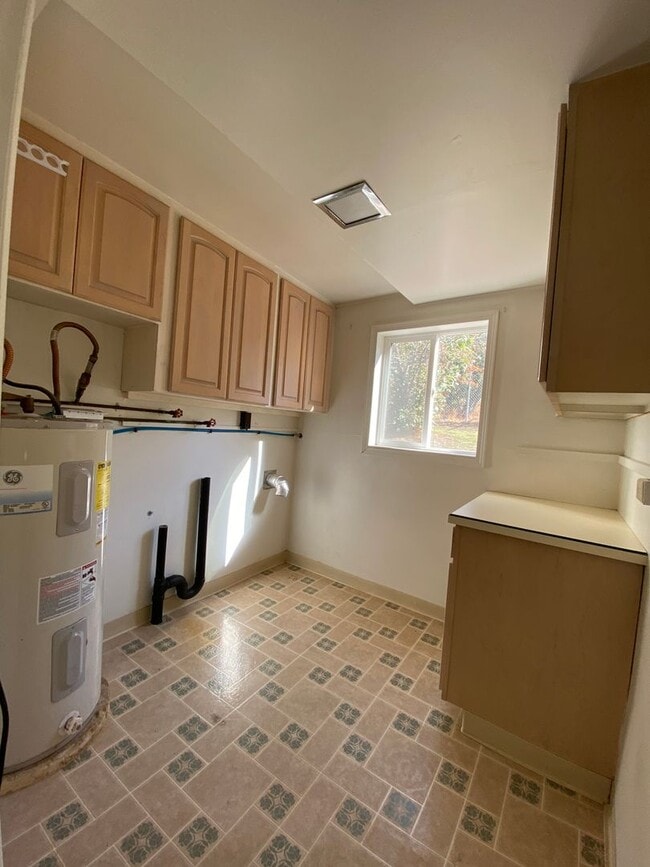 Building Photo - Cozy 3 Bedroom, 1 Bathroom Home with Spacious Back Yard.