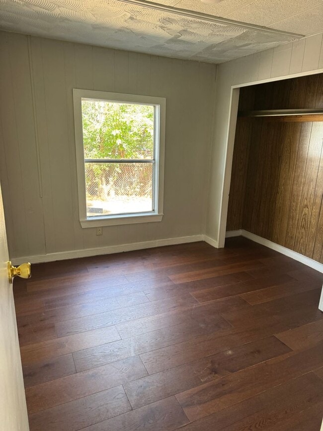 Building Photo - 328 NE Roselawn Ave