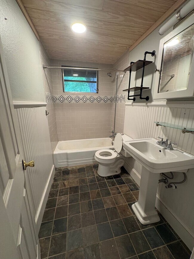 Building Photo - Renovated 2BR Ranch Near UGA in Bogart/Cleveland Road Area