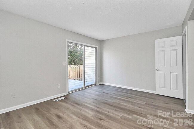 Building Photo - 650 Lex Dr