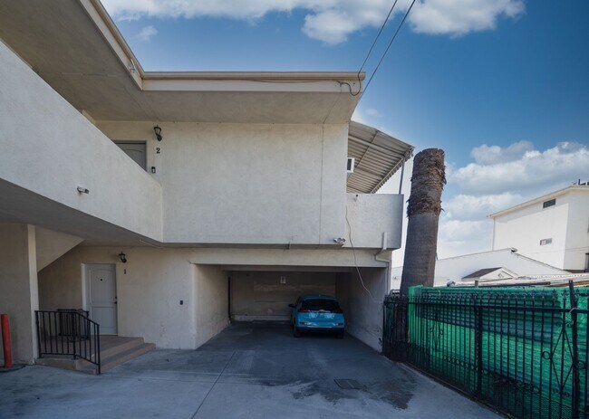 Building Photo - 822 E Windsor Rd