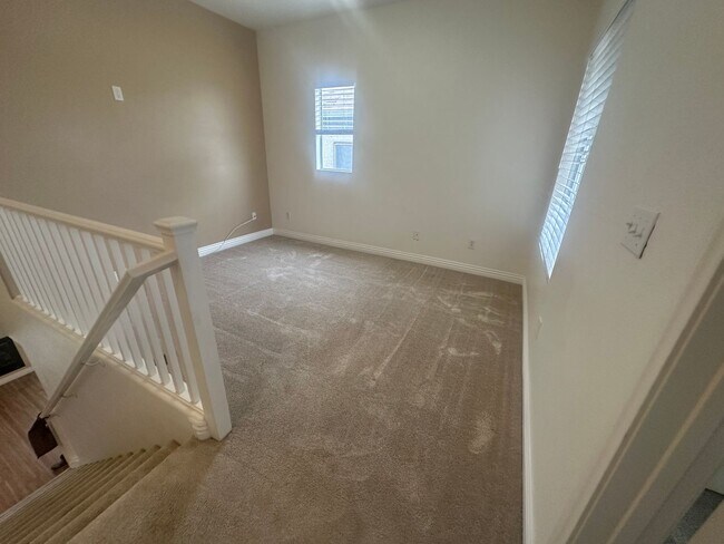 Building Photo - Great Townhome in Henderson Gated Community