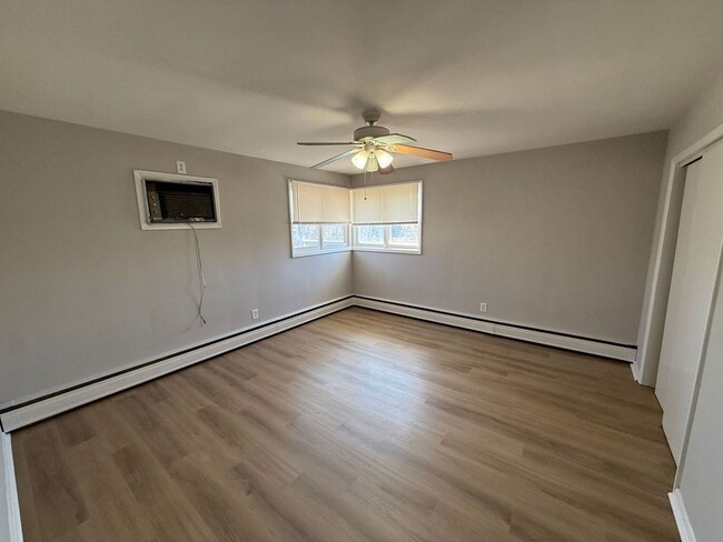 Building Photo - Townhome features 3 bedrooms and 2 bathroo...